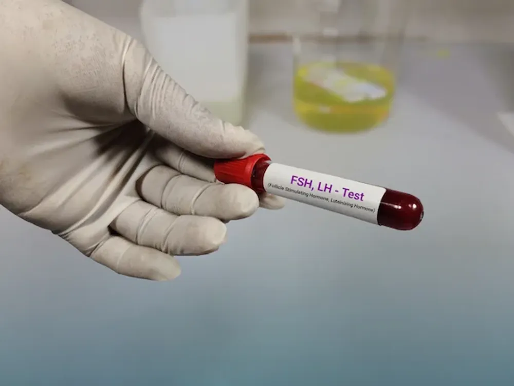 Katta kokraklar, kokraklar orasidagi xoroz, yozgi yagona aralash Klubda kaltaklash ajoyib odam